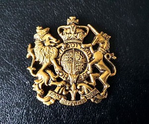 ENGLAND METAL EMBLEM BADGE GOLD TONE "GOD SAVE OUR QUEEN"