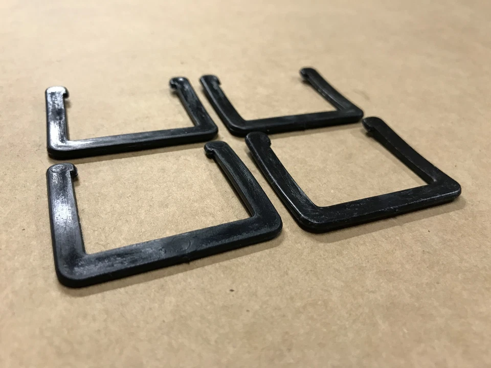 Abrazadera de bloqueo de guantera GM 90204574 --- Lote de 4 --- Pontiac Lemans 1988 - 1993 Foto 3 de 3