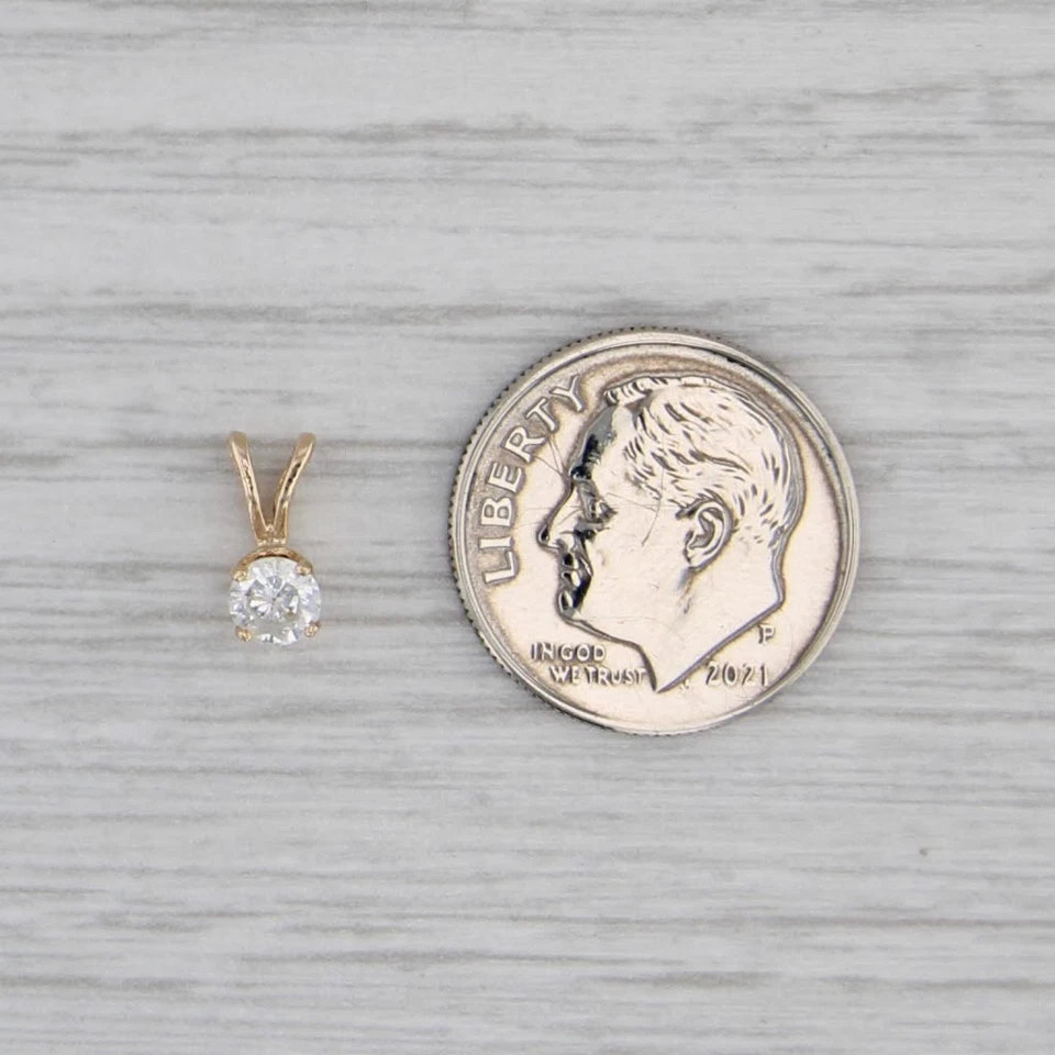 Colgante solitario redondo de diamantes de 0,25 quilates de oro amarillo de 14 k gota pequeña Foto 4 de 4