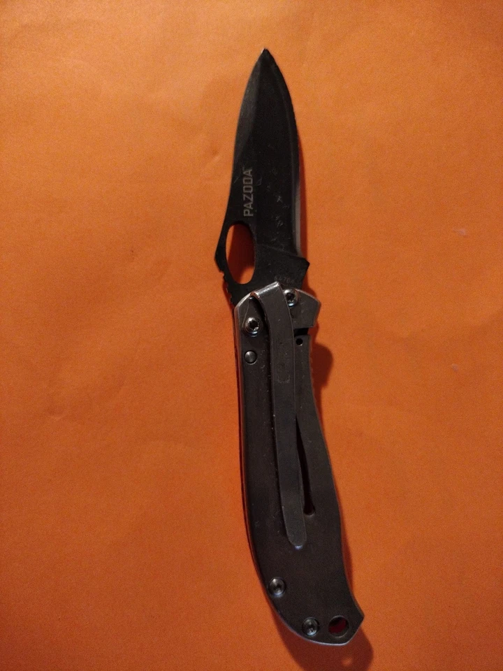 Mango CRKT PASODA 2, 6470R PASODA 2 ROJO S.S. con acabado nitruro de titanio gris. Foto 3 de 4