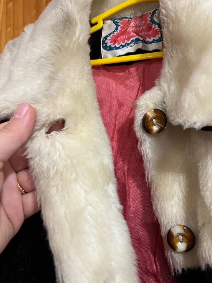 Jaqueta feminina marca borboleta vintage anos 70 – veludo marrom com acabamento de pele sintética - Imagem 2 de 4