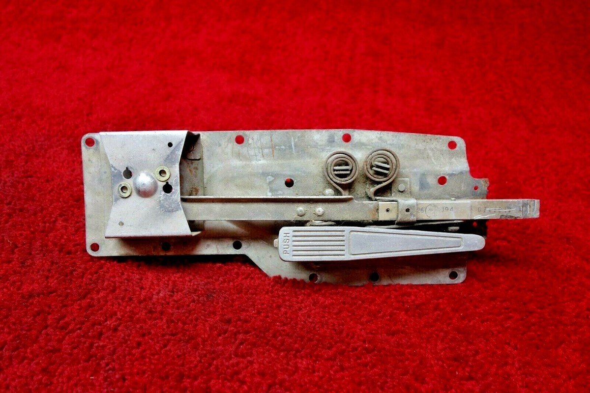 Cessna 180, 182, 185, 210 LH Cabin Door Handle & Latch Mechanism PN 0711017-1 Cessna 180, 182, 185, 210 LH Cabin Door Handle & Latch Mechanism PN 0711017-1