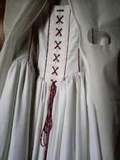 robe  médiévale blanche avec un lacet rouge  sans manche taille 38/40