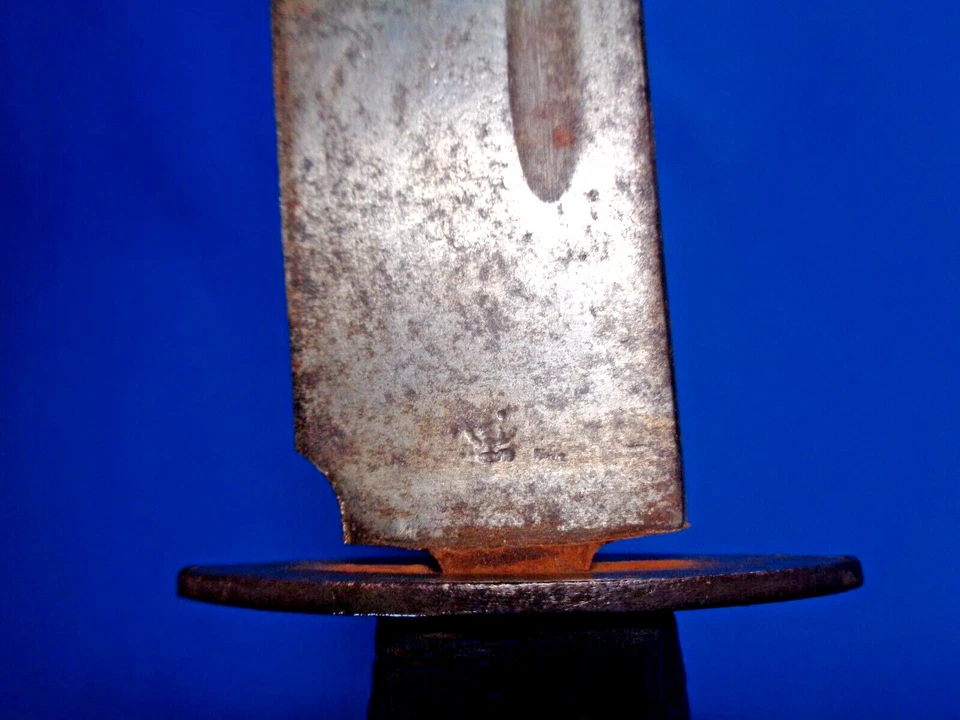 Cuchillo de Lucha Segunda Guerra Mundial | 6.5", Acero al Carbono, Protector de Aluminio y Pomo, Hecho en Teatro Foto 3 de 4