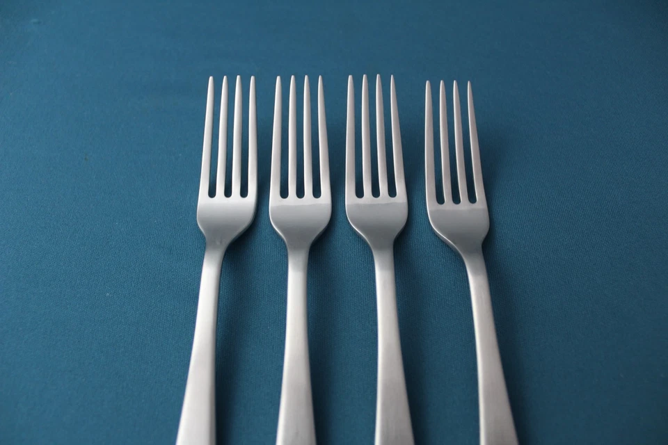 4 tenedores de ensalada Robert Welch AMONITA SATINADO acero inoxidable Vietnam NUEVO 6 5/8" Foto 3 de 4