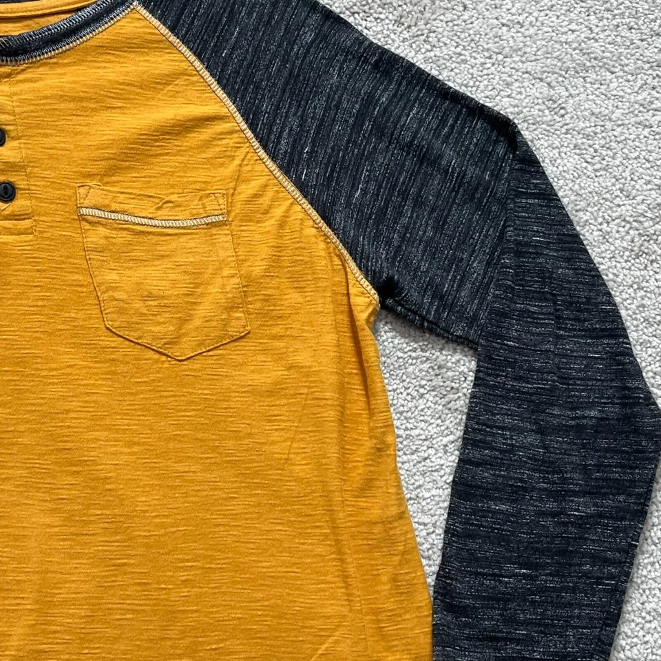 Camisa masculina Company 81 amarela média preta Henley pescoço pulôver bolso com botão - Imagem 3 de 4