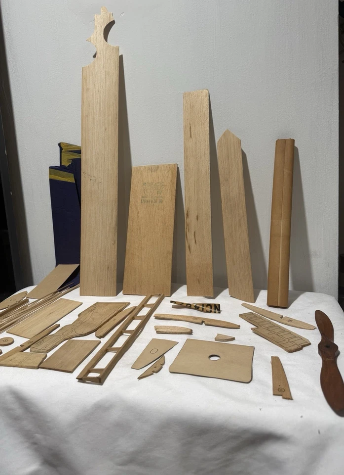 ~RARE~ Vintage 1941 COMET Model Kit #T1 'HOWARD DGA-9' 1:9 Airplane Model Kit - Image 3 of 4