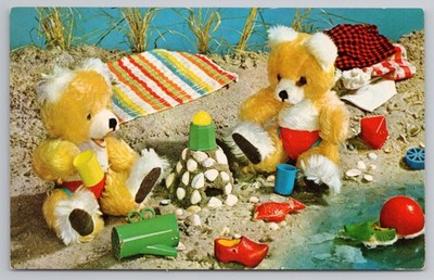 Vintage Bamforth Teddybär Postkarte T1 Serie, Strand Picknick Szene um 1960