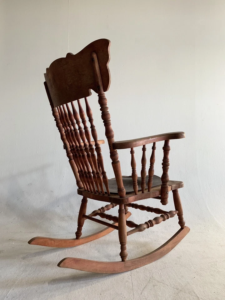 Antigua mecedora silla de montar respaldo prensado misión cereza artes y manualidades cuero Foto 4 de 4