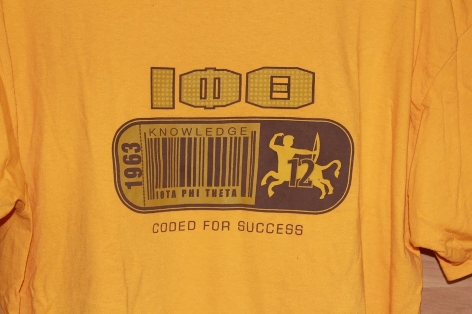 Camiseta De Colección Iota Phi Theta Años 90 Conocimiento Codificado para el Éxito Amarilla XL Foto 3 de 4