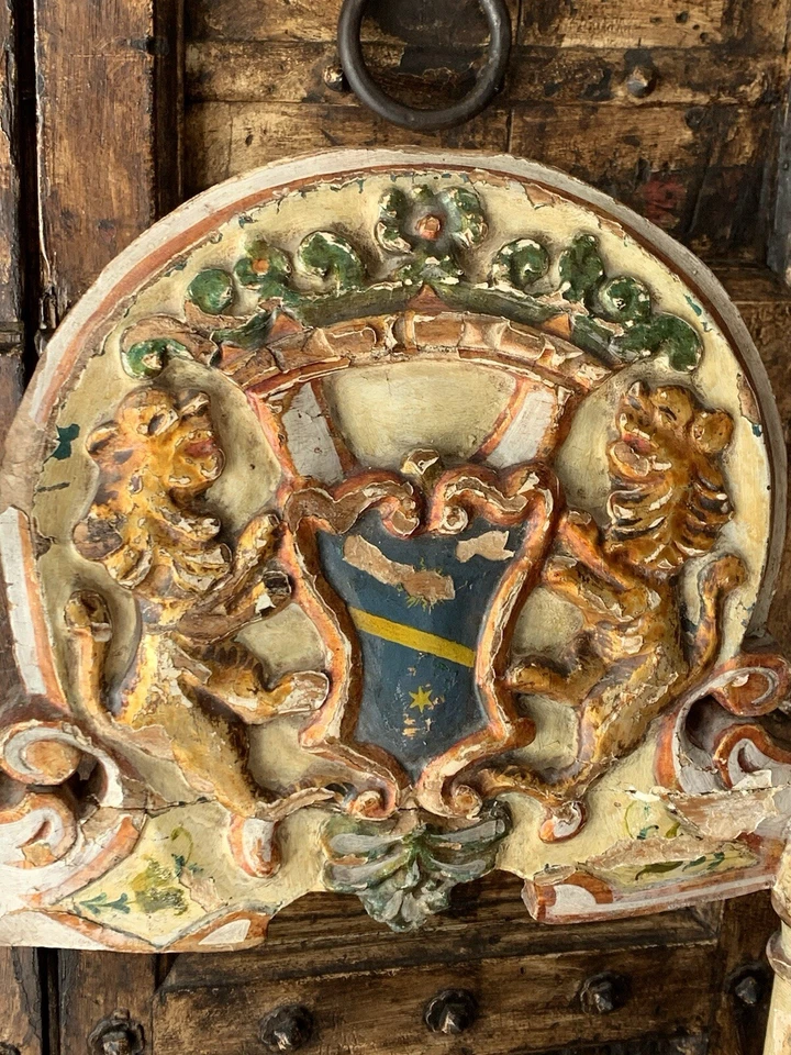 Antiguo siglo XVII. Silla Colonial Española de Madera con Cresta Regalia Dos Leones Reales Foto 2 de 4