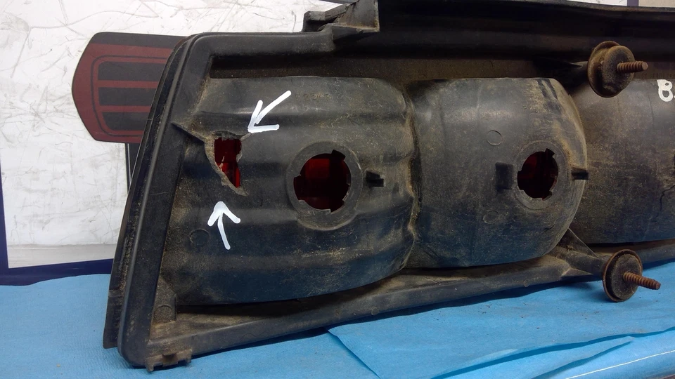 *SEE PIC BROKEN MOUNT* Tail Light PONTIAC FIREBIRD Right 87 88 89 RH REAR GTA TA - Image 4 of 4