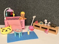 Barbie Baby Möbel, Kinderzimmer, Bettchen, Wippe,Spielzeug ,Skipper Baby