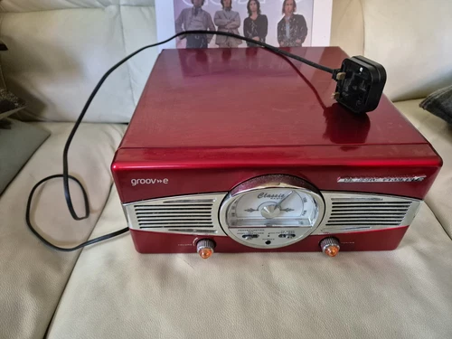 Groov-e Retro Record Player in Deep Cherry Red plus 5 LP albums