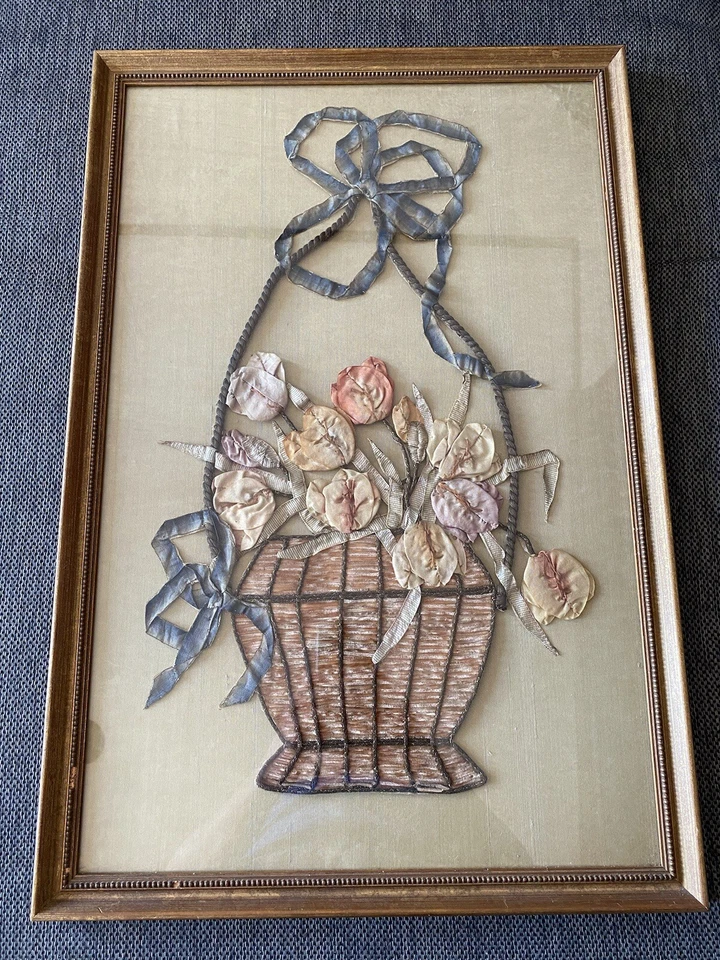 Antigua cesta de flores con apliques de cinta - Enmarcada arte textil de principios del siglo XX Foto 2 de 4