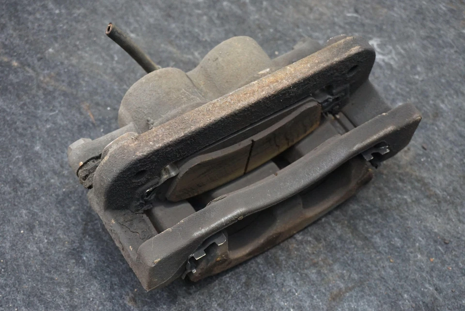 Pinza de freno delantera derecha y soporte OEM 23276880 Cadillac Escalade ESV 2007-20 Foto 4 de 4