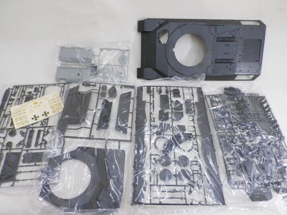 TAMIYA 1/16 RC Leopard A4 West Germany Tank Model Kit Giappone - Immagine 3 di 4
