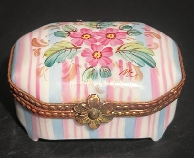 VTG LIMOGES FRANCE PEINT MAIN PORCELAIN FOOTED TRINKET BOX 1.5  FLORAL DESIGN