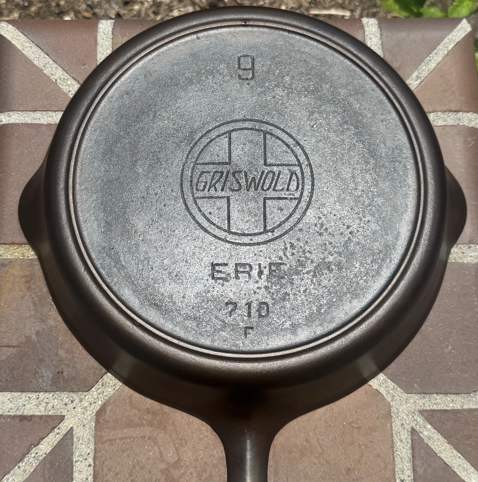 Griswold #9 Cast Iron Skillet Slant Logo with Heat Ring