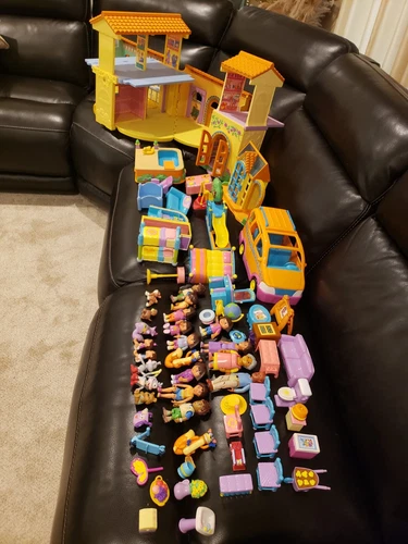 Dora the Explorer Pop-up Talking Doll House 65 Pieces  W/ Figures and Furniture 