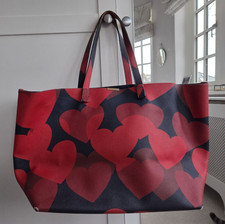 Borsa Victoria Beckham grande in pelle con stampa cuore colore rosso e blu navy