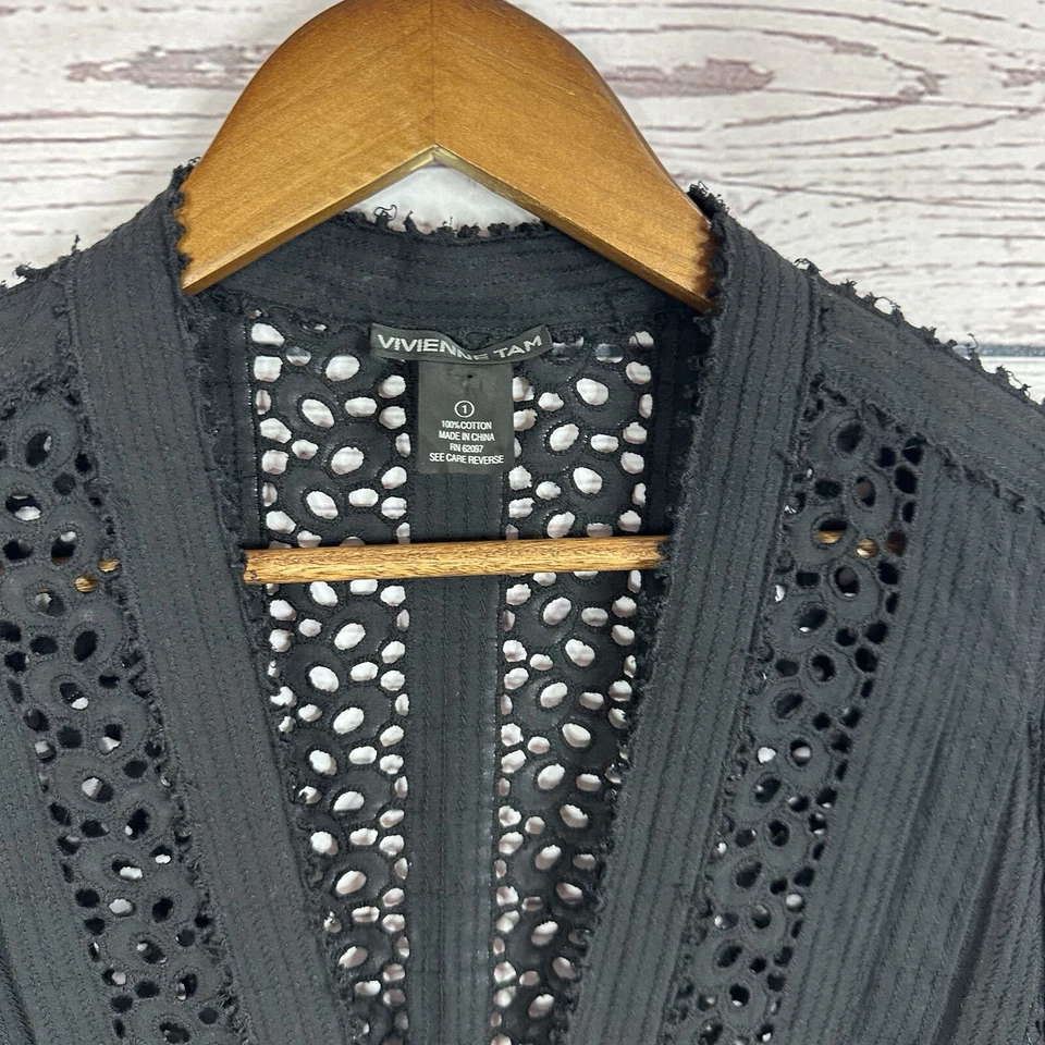 Cárdigan Vivienne Tam Mujer Pequeño Negro Ojales Diseñador Cápsula Minimalista Foto 2 de 4