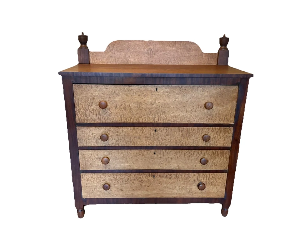Gorg. Cómoda antigua federal de arce rizado y caoba del siglo XIX con remates de caña Foto 2 de 4