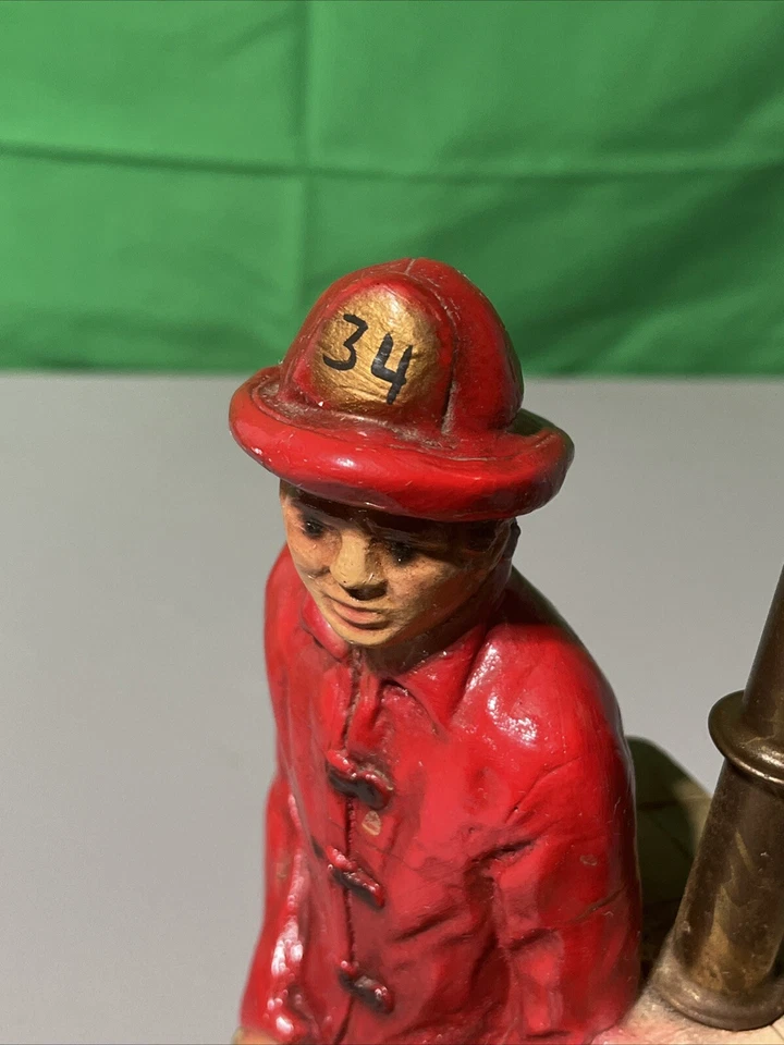 De colección ~ FD ~ Hydrant Fireman ~ Lámpara ~ Chalkware Firefighter ~ 1950’s FUNCIONANDO Foto 3 de 4