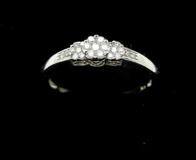 10K Weißgold mit dreifach Blütenform Diamant Cluster Ringgröße 7 Band 2, Gramm