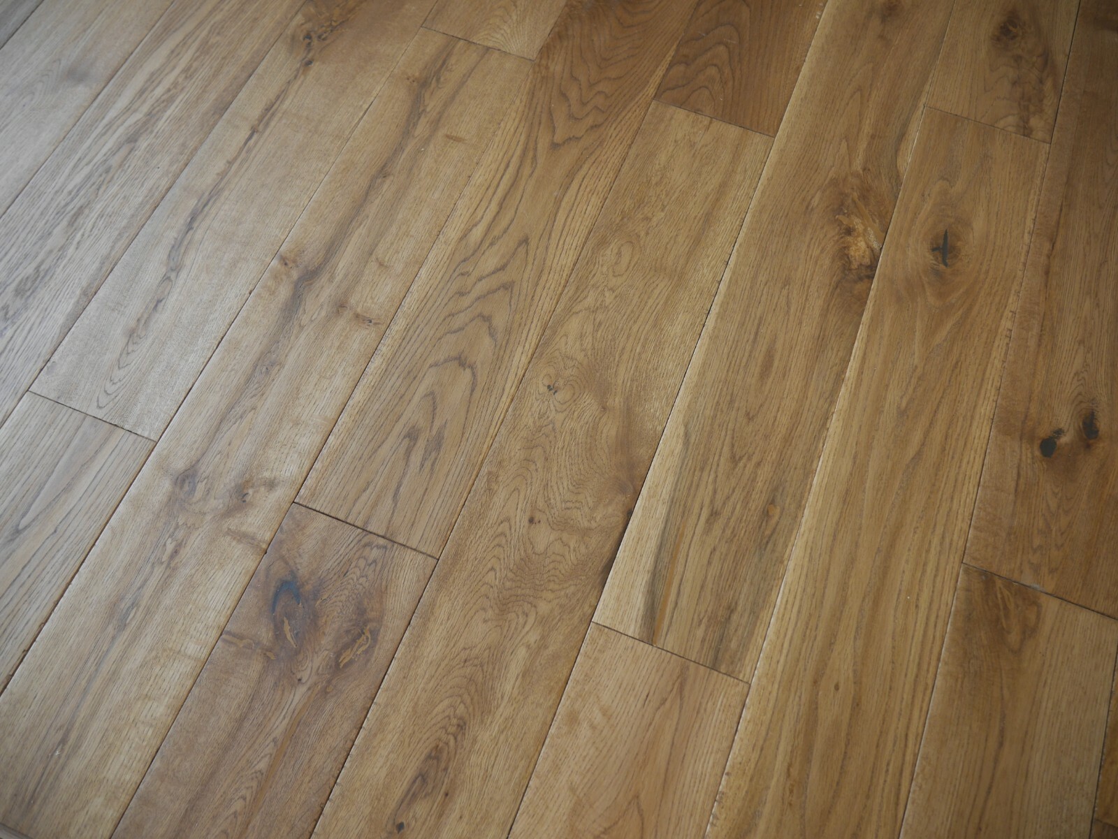 18mm X 125mm Solid Oak Wood Flooring Golden Handscraped Uv