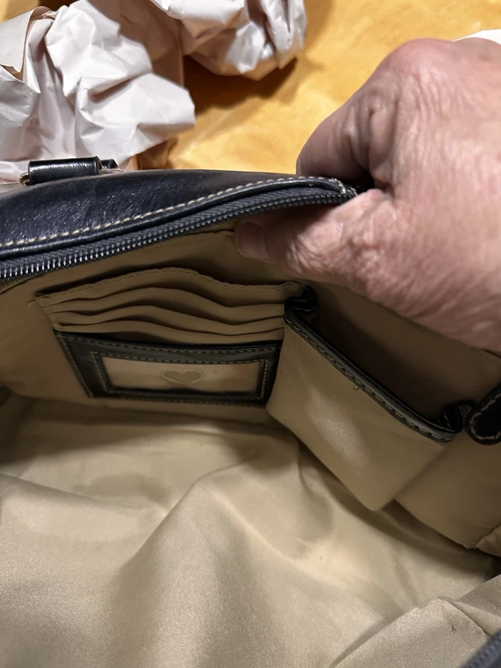 Giani Bernini 手提包 二手状况完好 黑色皮革 单肩包 金色 口音 许多口袋 — 第 2/4 张图片