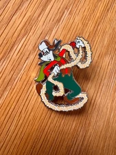 Goofy Tangled in Popcorn Garland Christmas Holiday Disney Parks Pin 2022