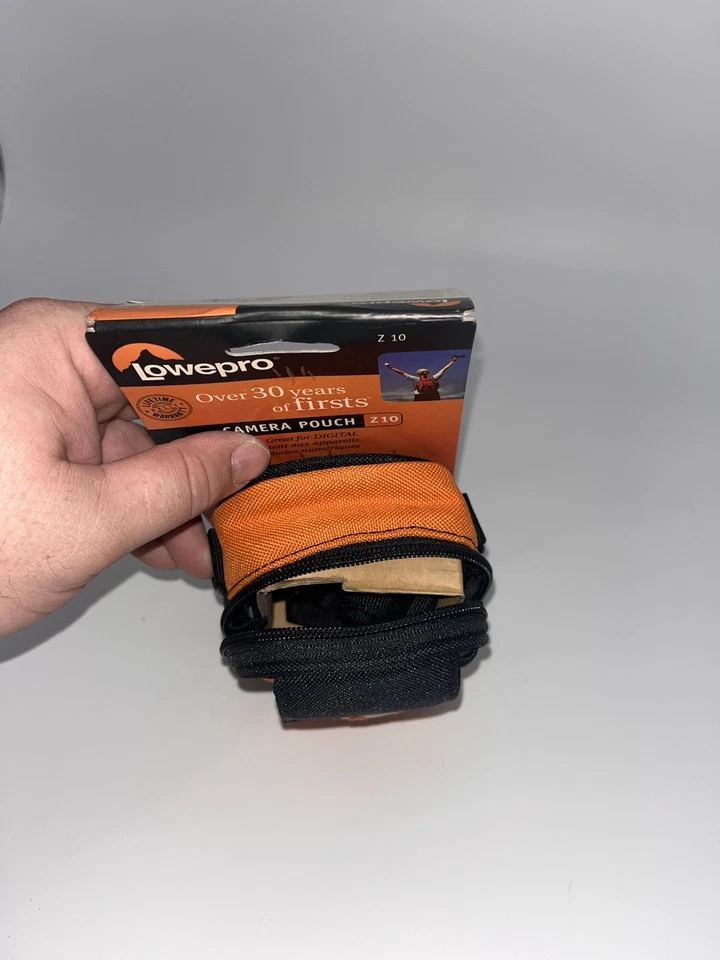 Lowpro Camera Pouch Z10, Camera Carry Pouch, Black & Green w Strap - Image 4 of 4