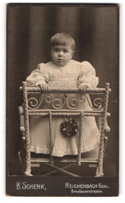 Fotografie B. Schenk, Reichenbach i /Schl., Breslauerstr., Kleines Kind im weiß 