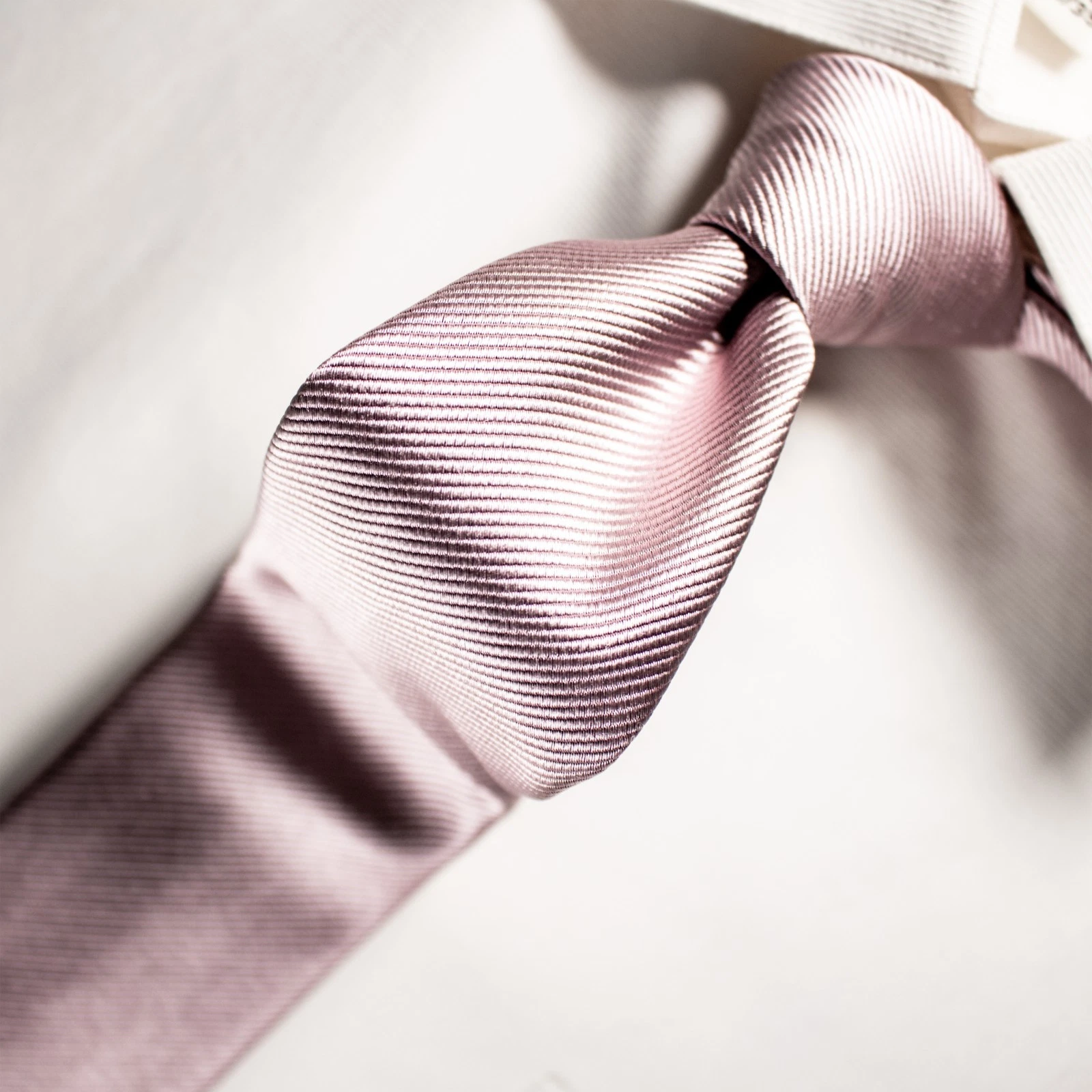 Giorgio Armani — GIORGIO ARMANI New Lavender Pink Stripe Woven Silk Skinny Necktie TIE 58"L x 3"W