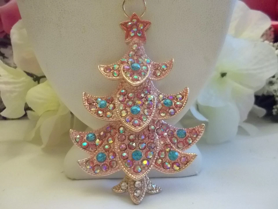 BETSEY JOHNSON HERMOSO ÁRBOL DE NAVIDAD ROSA CON DETALLES AZULES COLLAR/BROCHE Foto 3 de 4