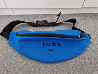 Nike Heritage Bauchtasche Just Do It Crossbody Seiten Bauchtasche blau bestickt