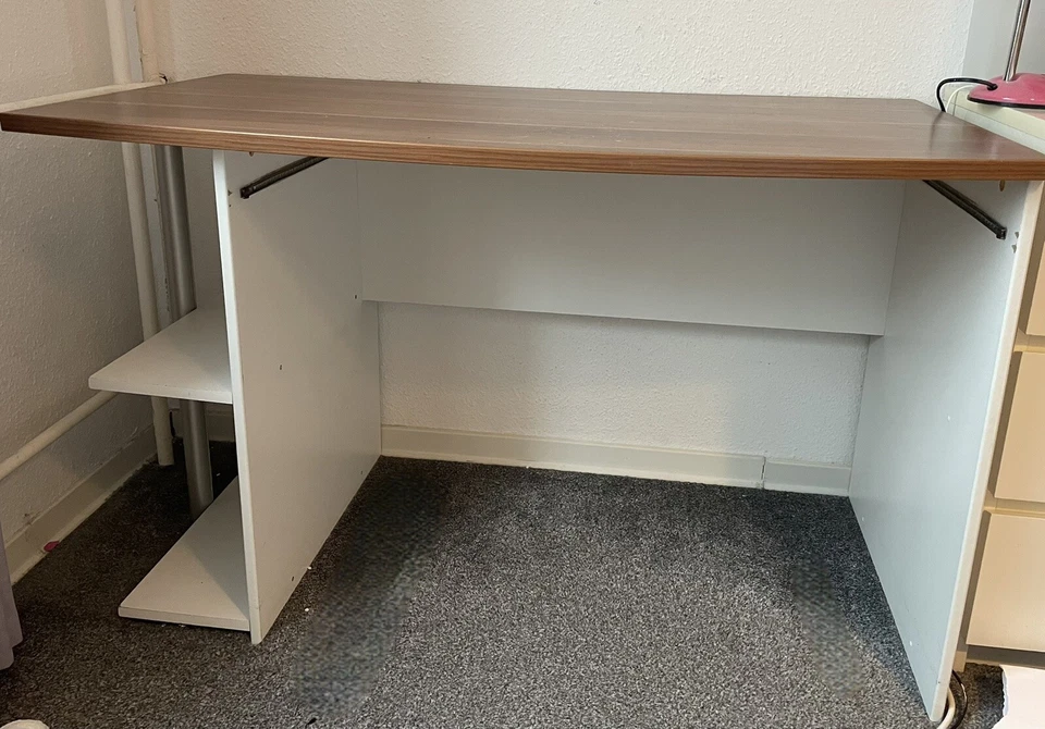 Schreibtisch 