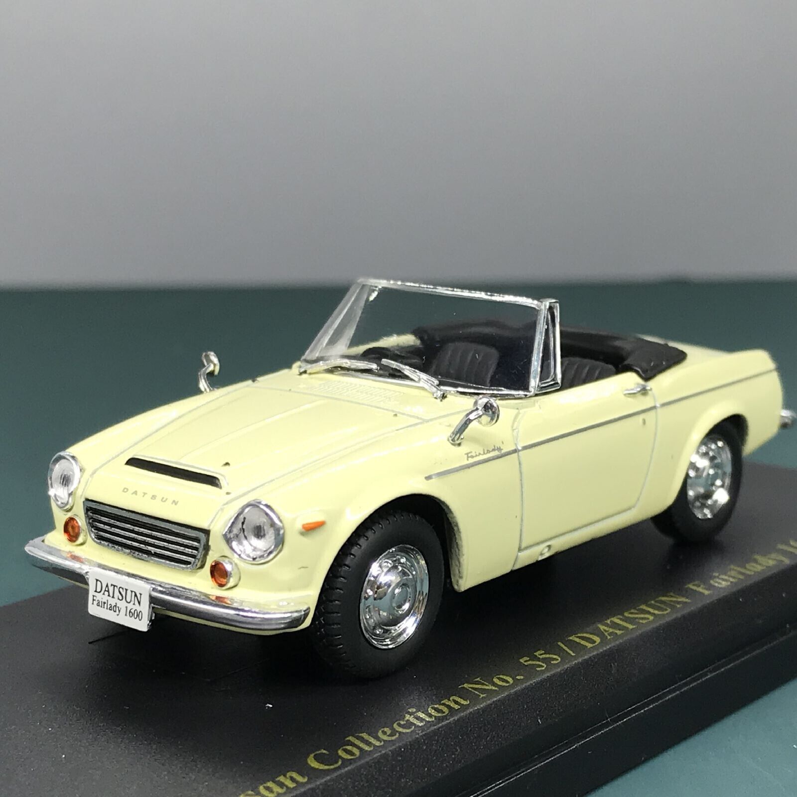 Mini Car Nissan Datsun Fairlady 1600 1967 1/43 Scale Box Display Diecast vol 55