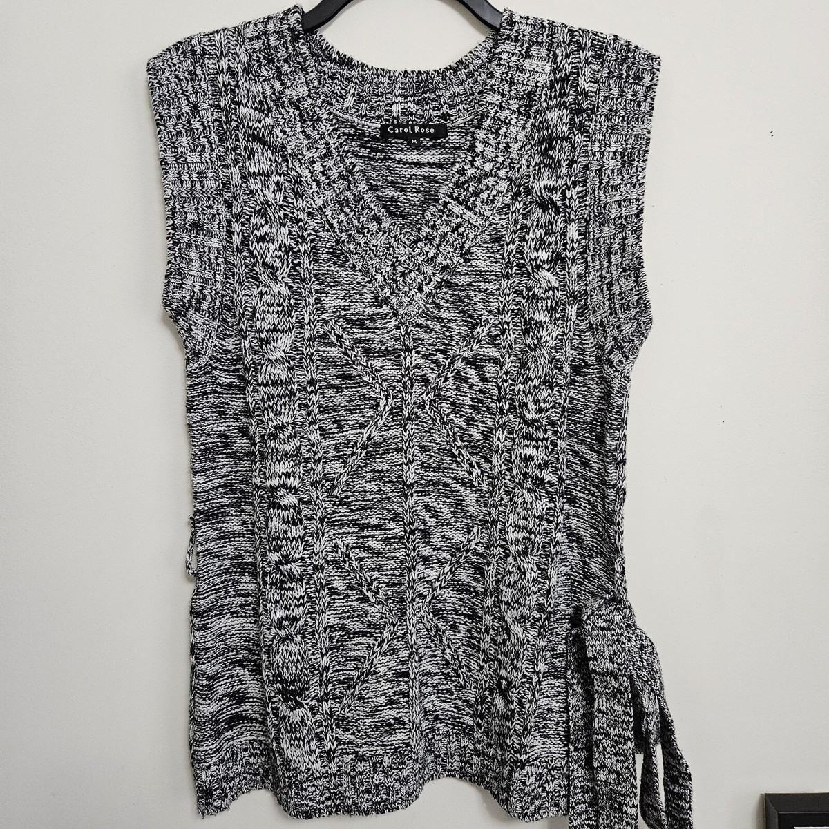 トップス Carol vest CAROL ROSE SWEATER VEST Black White Cap Sleeve V- Neck