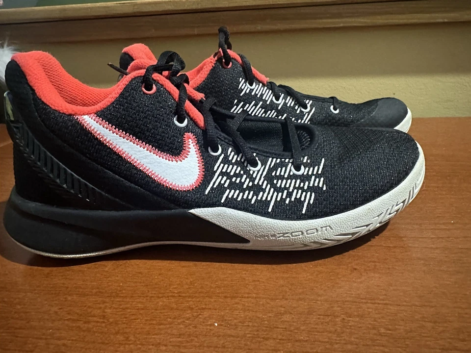 Nike Kyrie Flytrap 2 Hombres Talla 8 Zapatos de Baloncesto Tenis 'Bred' AO4436-008 Foto 3 de 4