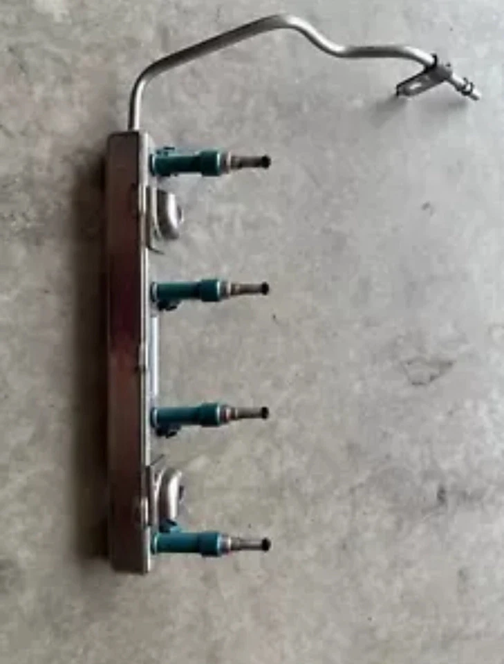 Оригинальная топливная рейка в сборе с форсунками TOYOTA PRIUS 10-15 годов выпуска - Изображение 3 из 4