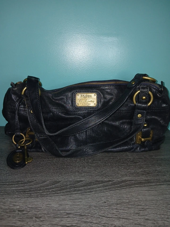 Bolso de hombro Fossil Long Live Vintage 1954 de cuero azul oscuro con dijes clave Foto 2 de 4