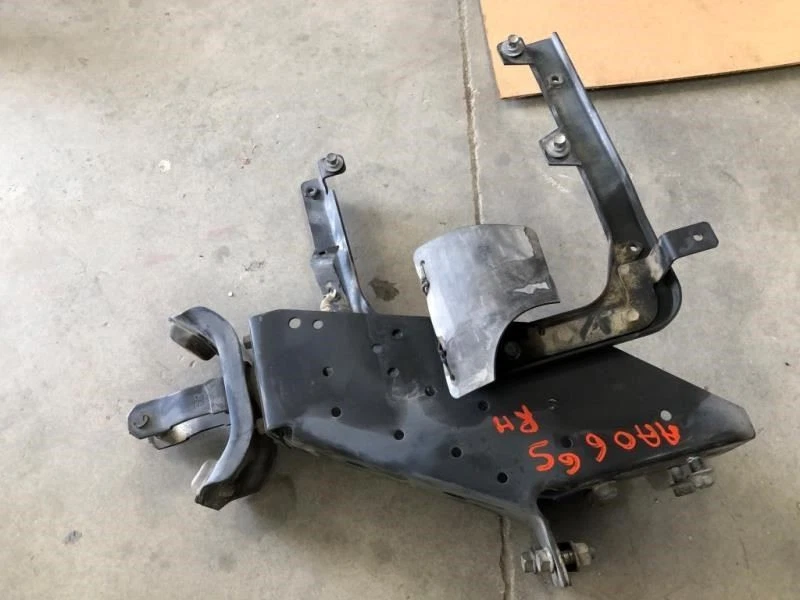 Isuzu NQR 2011 usado cabina derecha soporte de marco de montaje como se muestra Foto 2 de 4