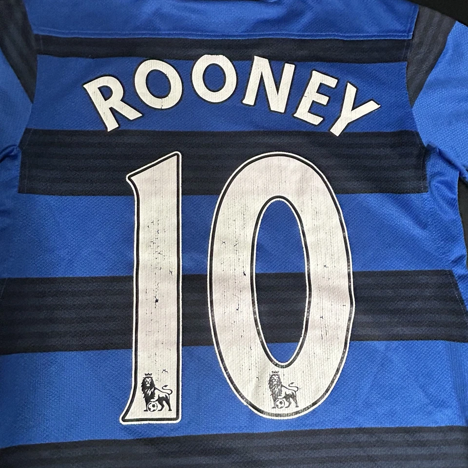 Camiseta deportiva 2011/12 Manchester United azul visitante #10 Wayne Rooney Nike juvenil talla 16 Foto 3 de 4