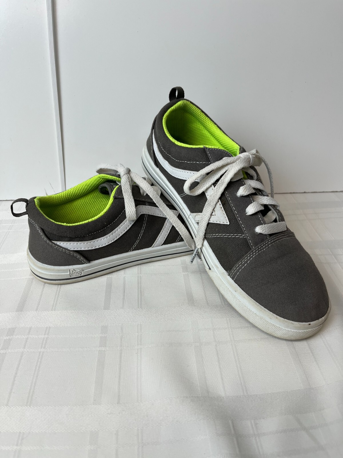 Sneakers Airspeed Footwear Men's sz 5 Gray with Green-image