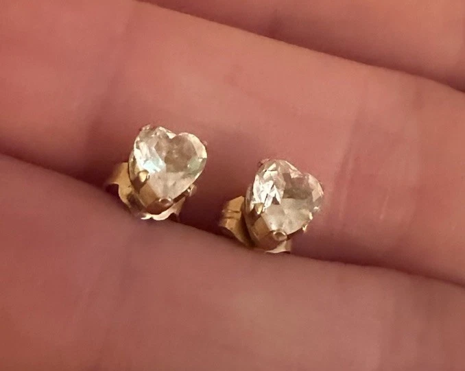 Brincos de ouro amarelo 10k com coração de espinélio branco - Imagem 2 de 4