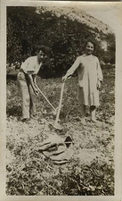 ANTIQUE PHOTO - VINTAGE SNAPSHOT - GARDEN GARDENING COUPLE POTATO VEGETABLE-GARDEN