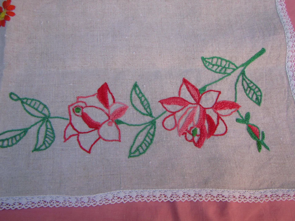 napperon ancien centre de table brodé main lin et dentelle 69 X 75 cm - Photo 2/4