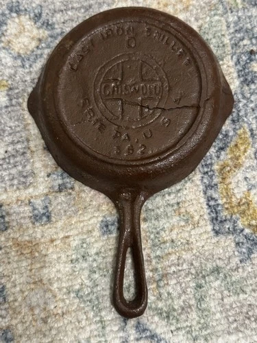 Vintage  #0 Mini Griswold Cast Iron Skillet 562 pan mini ornament ?reproduction